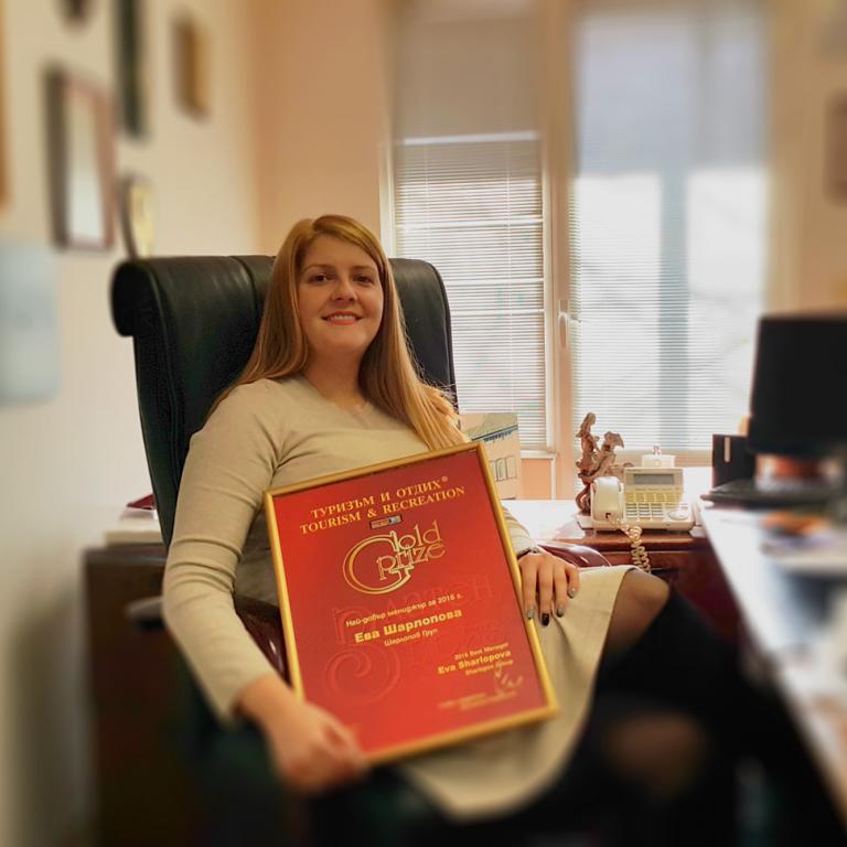 Ева Шарлопова с отличие за най-добър мениджър на 2016г Ева Шарлопова с отличие за най-добър мениджър на 2016г